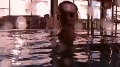 Elsa en la piscina estrenando temporada