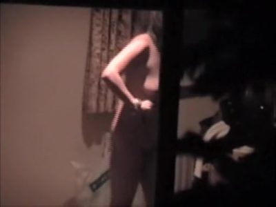 Naked chick making her hairdo after taking the shower