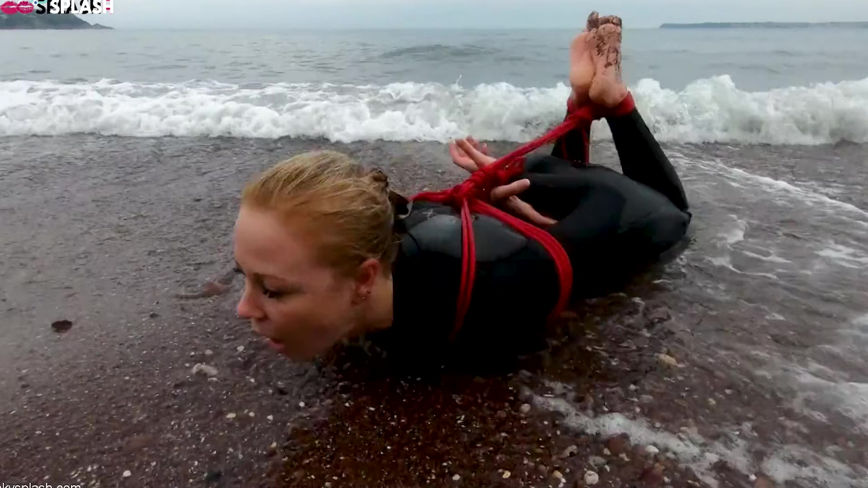 Lucy Lauren In A Wetsuit – Rope Bondage Escape Challenge On The Beach